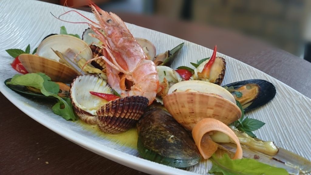 Samian seafood platter — whole prawns, mussels, clams and scallops